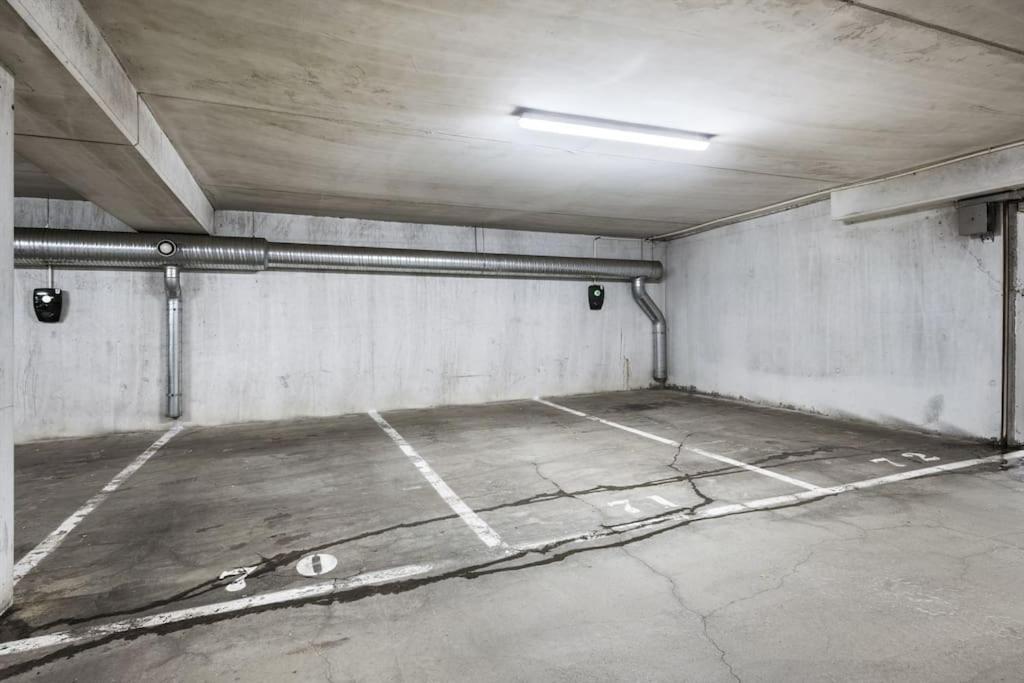 Central - Two Bedroom With Stylish Interior - Free Parking - Lägenhet