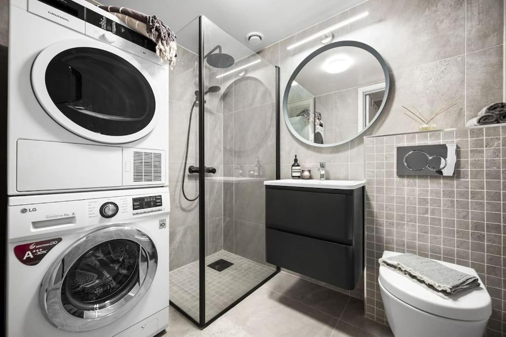 Central - Two Bedroom With Stylish Interior - Free Parking - Lägenhet