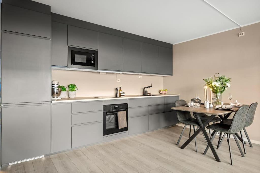 Central - Two Bedroom With Stylish Interior - Free Parking - Lägenhet