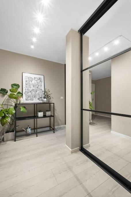 Central - Two Bedroom With Stylish Interior - Free Parking - Lägenhet