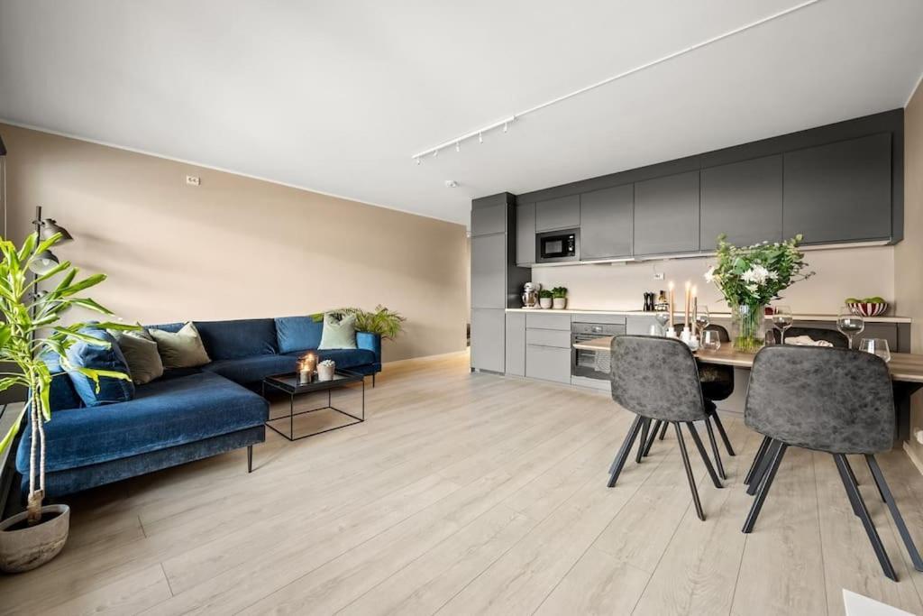 Central - Two Bedroom With Stylish Interior - Free Parking - Lägenhet *